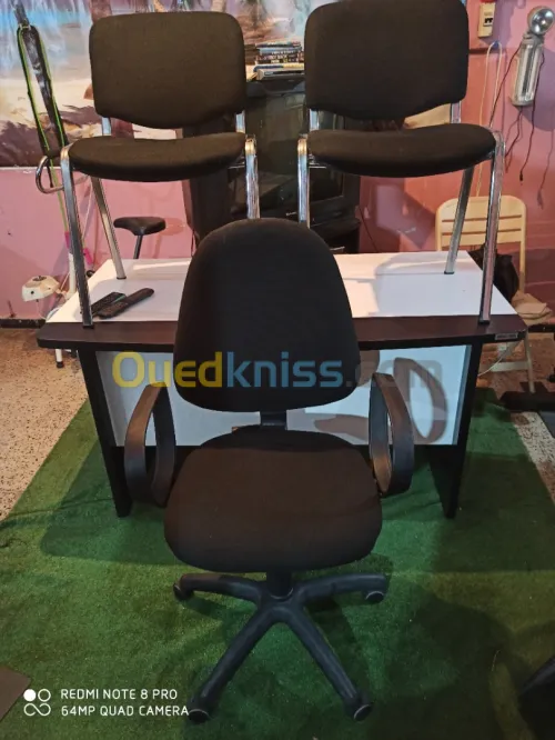 1 bureau d'origine turque plus 1 Caisson et 3 Chaises simple et 1 Roulante