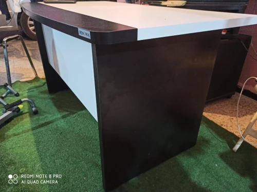 1 bureau d'origine turque plus 1 Caisson et 3 Chaises simple et 1 Roulante