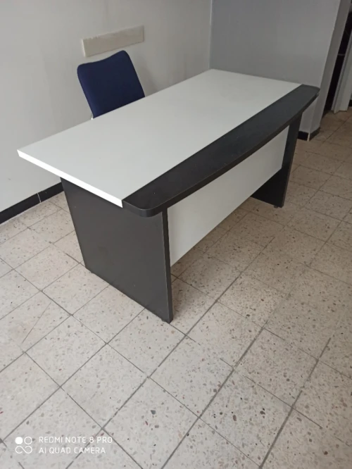 1 bureau d'origine turque plus 1 Caisson et 3 Chaises simple et 1 Roulante
