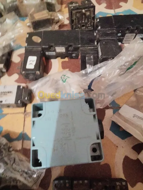 lot de contacteurs état neufs