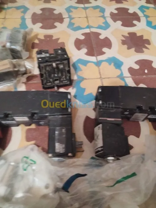 lot de contacteurs état neufs