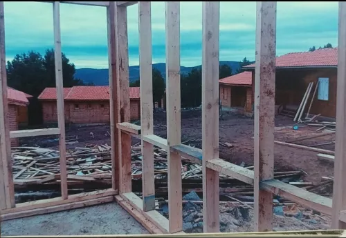 Fabrication de chalet en bois.