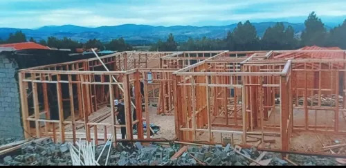 Fabrication de chalet en bois.