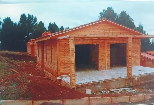 Fabrication de chalet en bois.