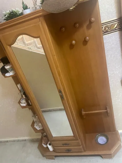 Salon et lits et porte chaussure et porte mentaux 