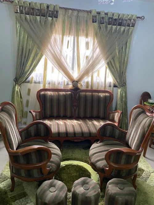 Salon et lits et porte chaussure et porte mentaux 