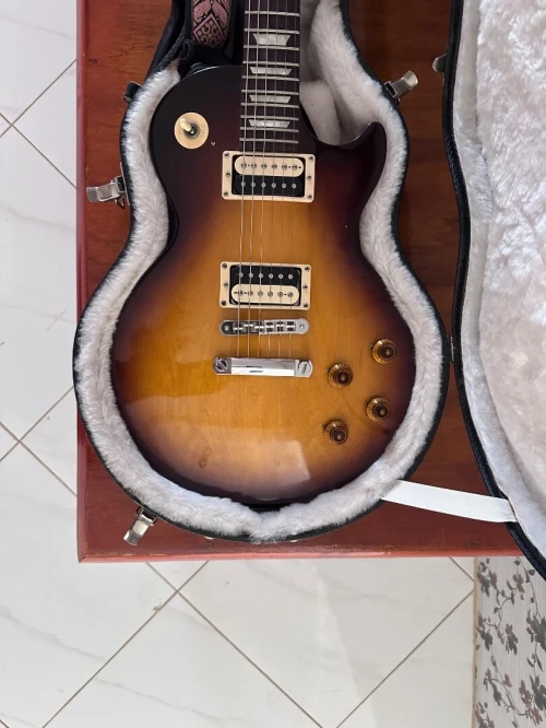 Guitar les paul studio 2011