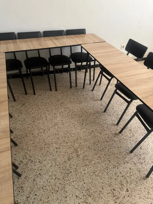 Articles scolaires : tables avec chaises , tableaux et bureaux 