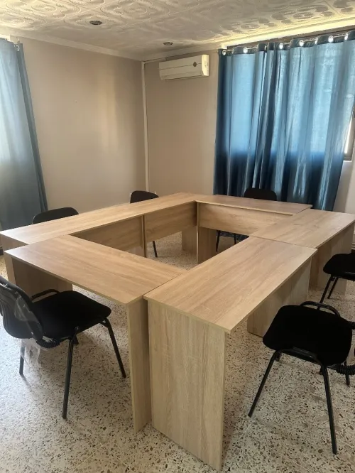 Articles scolaires : tables avec chaises , tableaux et bureaux 