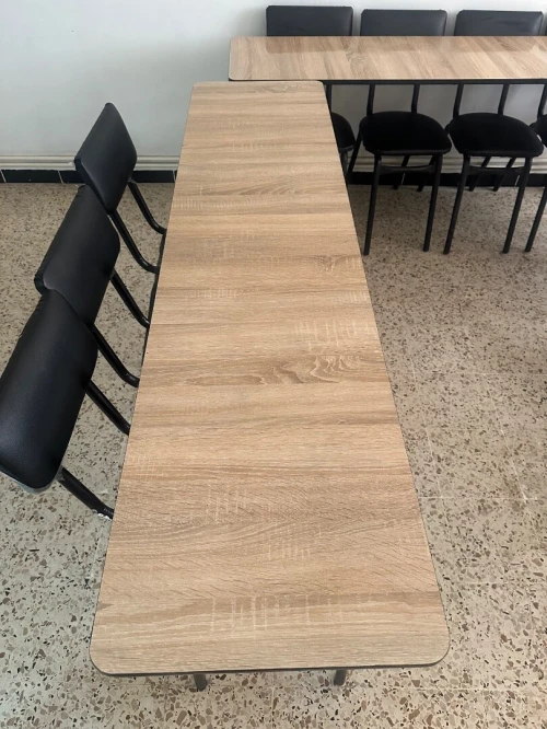 Articles scolaires : tables avec chaises , tableaux et bureaux 