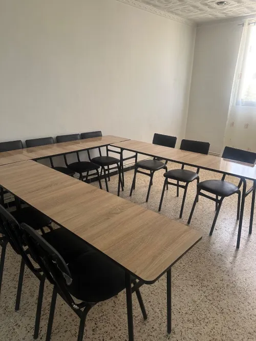 Articles scolaires : tables avec chaises , tableaux et bureaux 