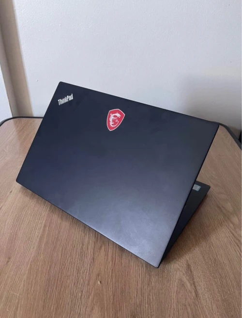Un laptop Lenovo ThinkPad T480s (super) très bon état avec un chargeur Original