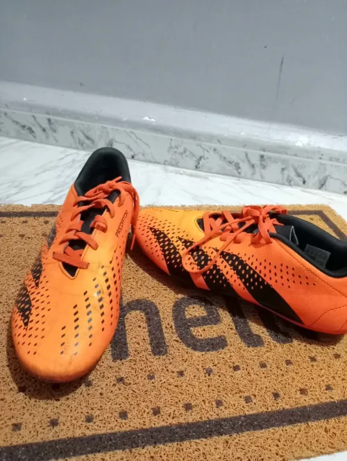 Crampons addidas de football orange en très bon état a Béjaïa a vendre a 2000DA