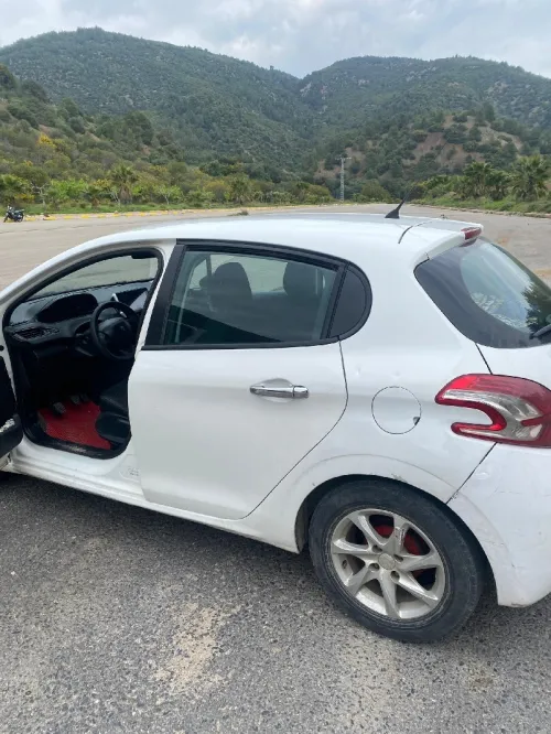 Peugeot 208 2014 Silver Line