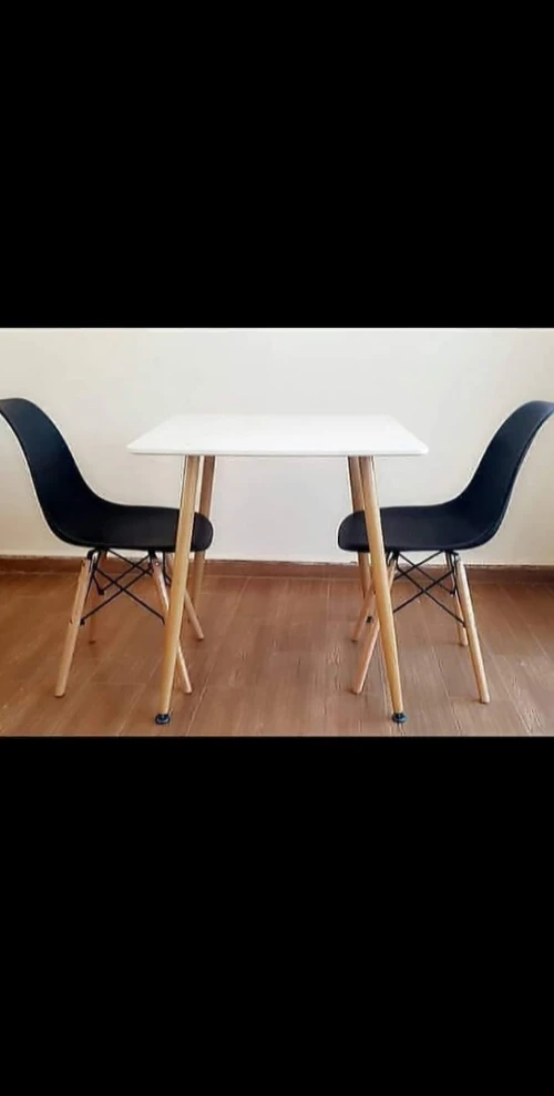 Table scandinave carrée avec 4 chaises