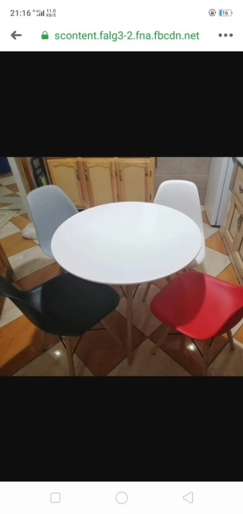 Table scandinave carrée avec 4 chaises