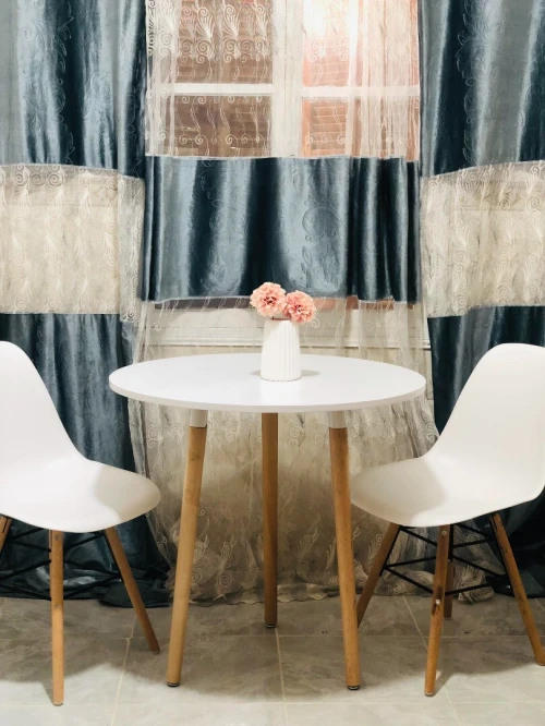 Promo Foire d'Alger : Table Ronde ou Carrée 80 cm + 2 chaises scandinaves