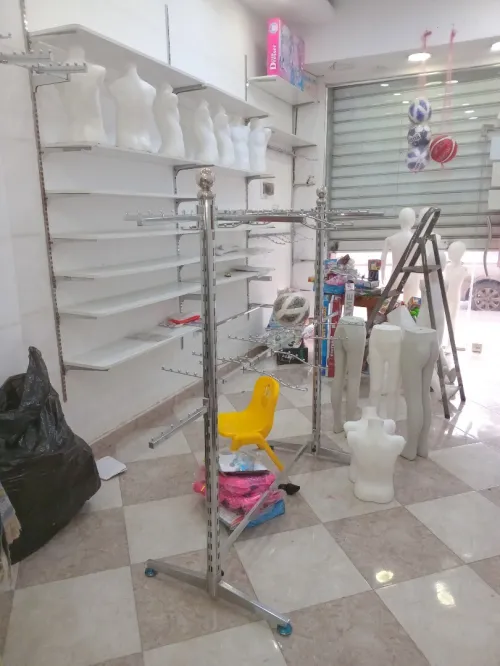 Etagere et manequin