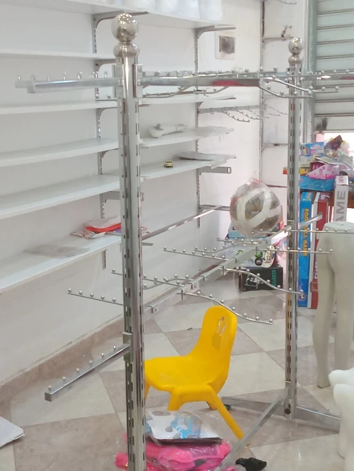 Etagere et manequin