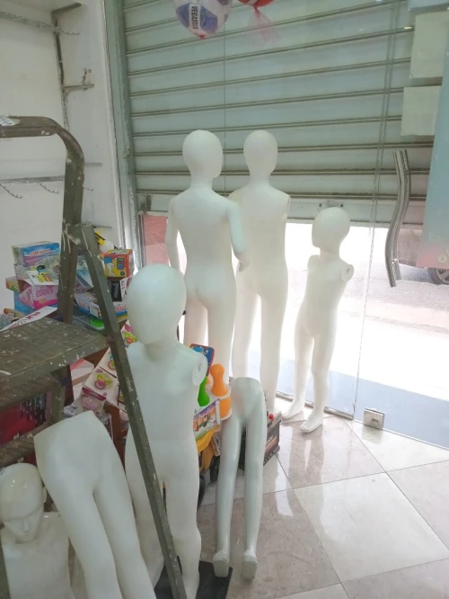 Etagere et manequin