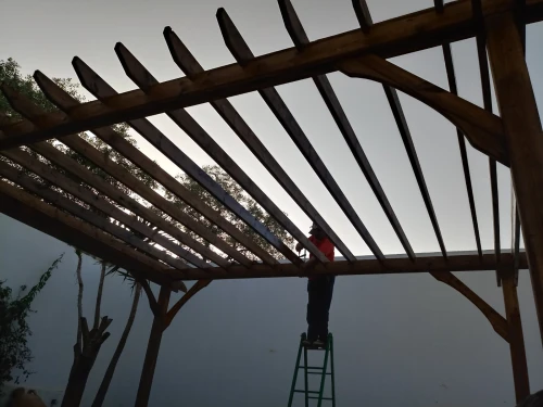 Pergola en bois rouge
