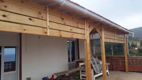 Pergola en bois rouge