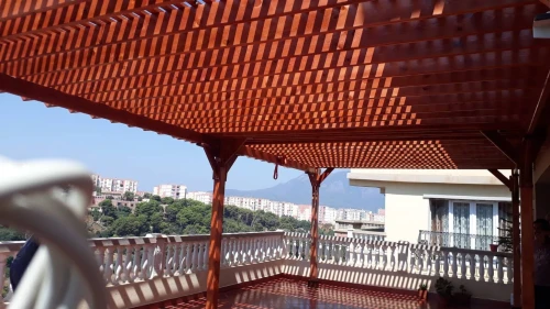 Pergola en bois rouge