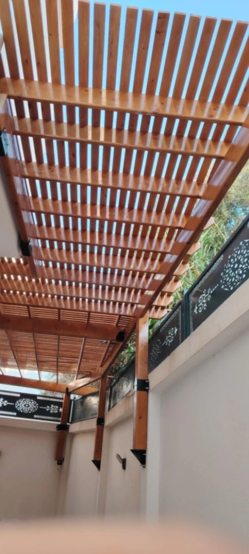 Pergola en bois rouge
