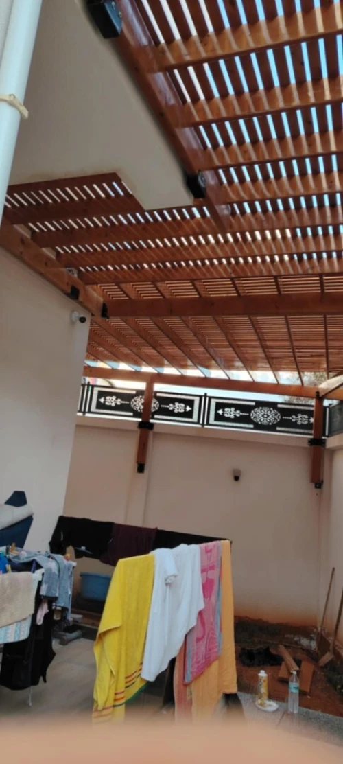 Pergola en bois rouge