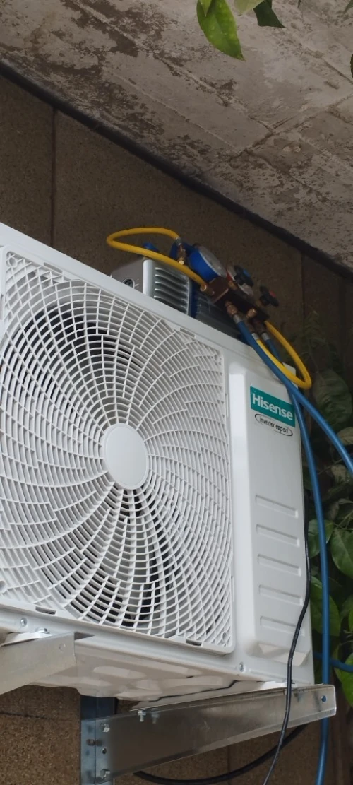 installateur climatiseur/ chargement gaz avec tirage au vide