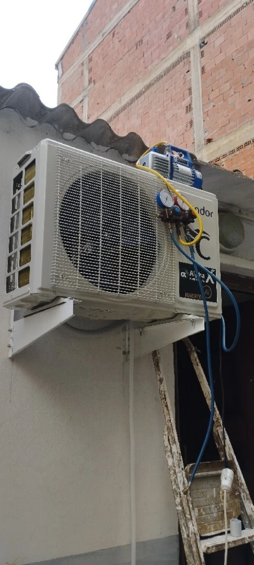 Installation climatiseur /chargement gaz avec tirage au vide