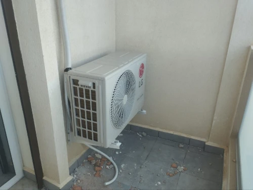 Installation climatiseur chargement gaz avec tirage au vide