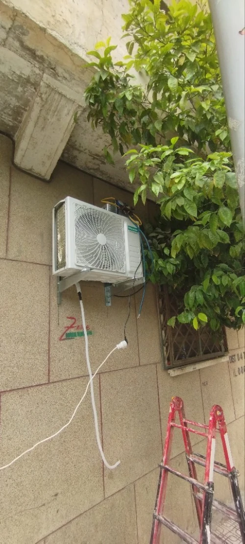 Installation climatiseur chargement gaz avec tirage au vide