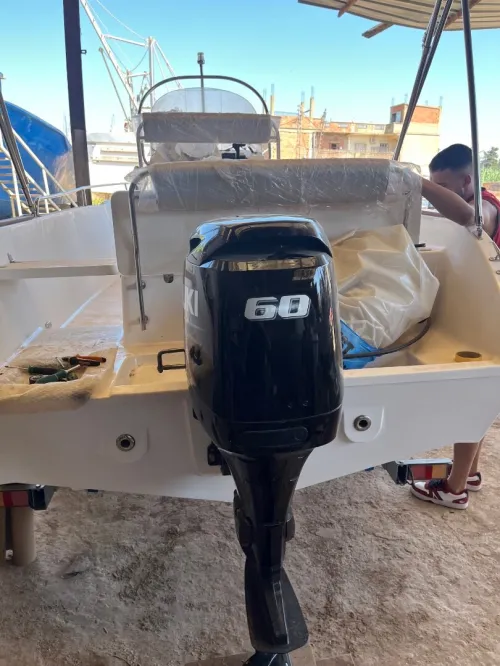 Hors bord avec moteur 60 suzuki jamais utiliser 