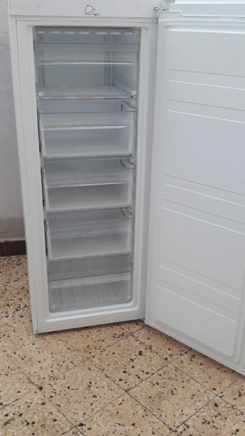 Congélateur Vertical Midea.