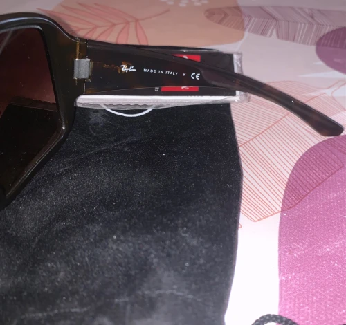 Lunette de soleil pour femme marque Ray Ban