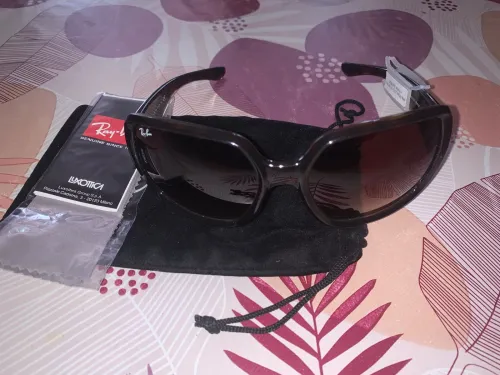 Lunette de soleil pour femme marque Ray Ban