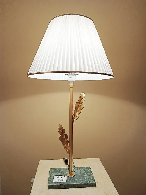 Lampe de chevet pour salon hauteur 72cm socle en marbre vert pied doré chapeau blanc 