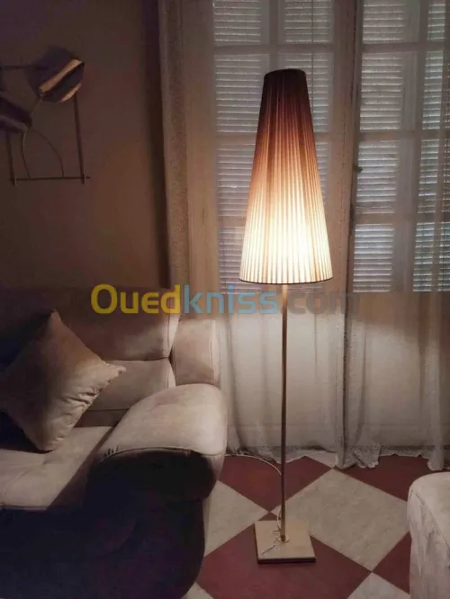 Lampadaire abat-jour pour salon hauteur 1m68cm socle en marbre pied doré chapeau en tissu marron 