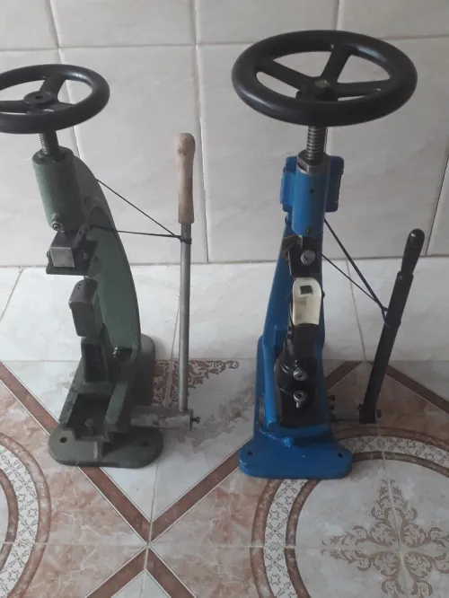 آلات خاصة بصناعة الأحذية