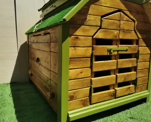 Des niches en bois tres solide pour chiens et chats