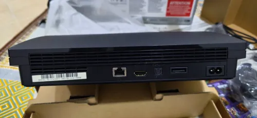 ps3 slim cartone jamais utilisé pour collection