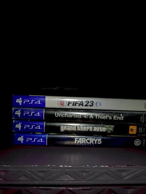 Ps4 pro 1 to + 2 manette originales et 4 jeux