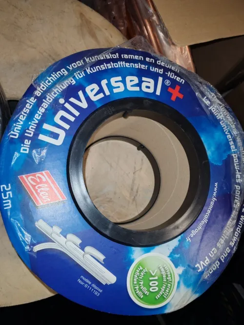 Joint d étanchéité universel ajustable pour les portes et fenêtres PVC
