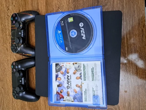 Ps4 slim 500 gb avec 2 manettes et un jeux