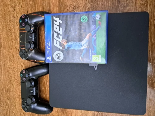 Ps4 slim 500 gb avec 2 manettes et un jeux