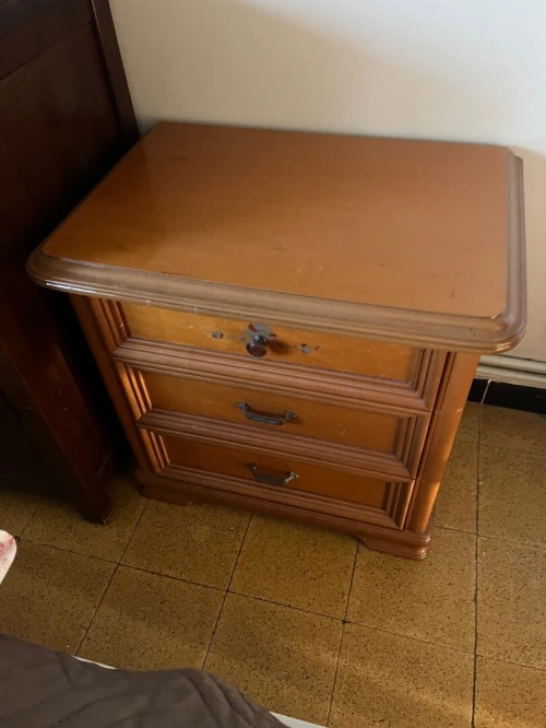 Table de nuit vintage en bois  Charmante et fonctionnelle