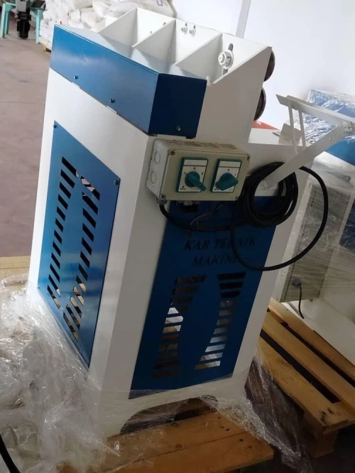 Machine de filetage pour manches à balai et frottoir 