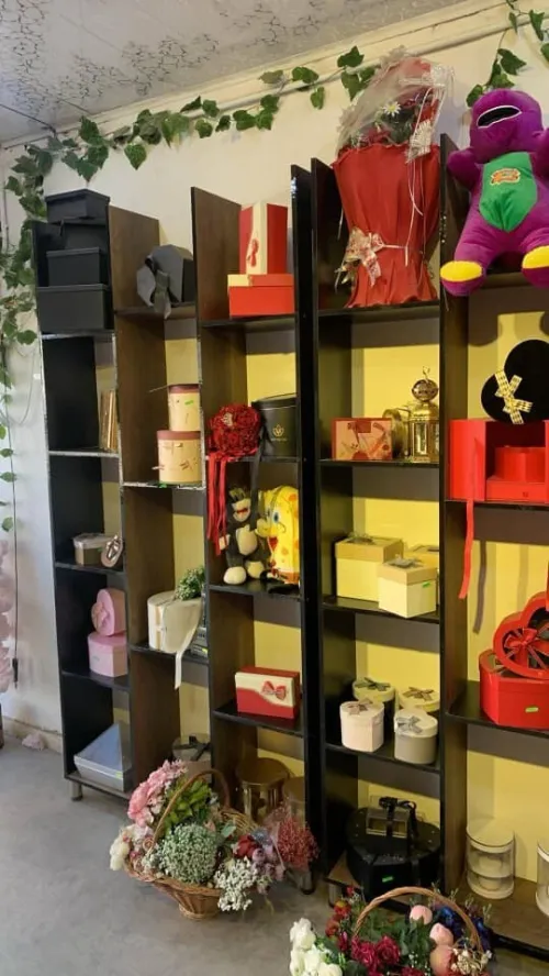 étagère hayglose + article de cadeaux + produits cosmétique  