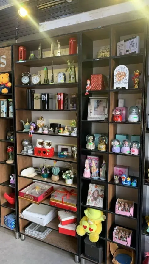 étagère hayglose + article de cadeaux + produits cosmétique  
